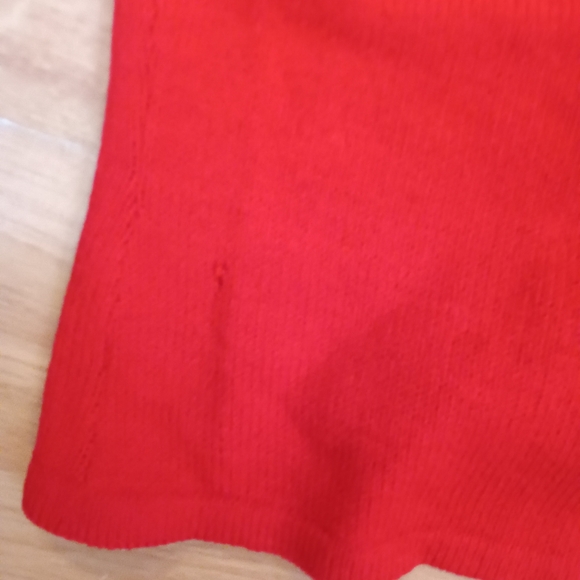St John Collection Red Sleeveless Knit Damaged ( tiny hole ) - Picture 5 of 6